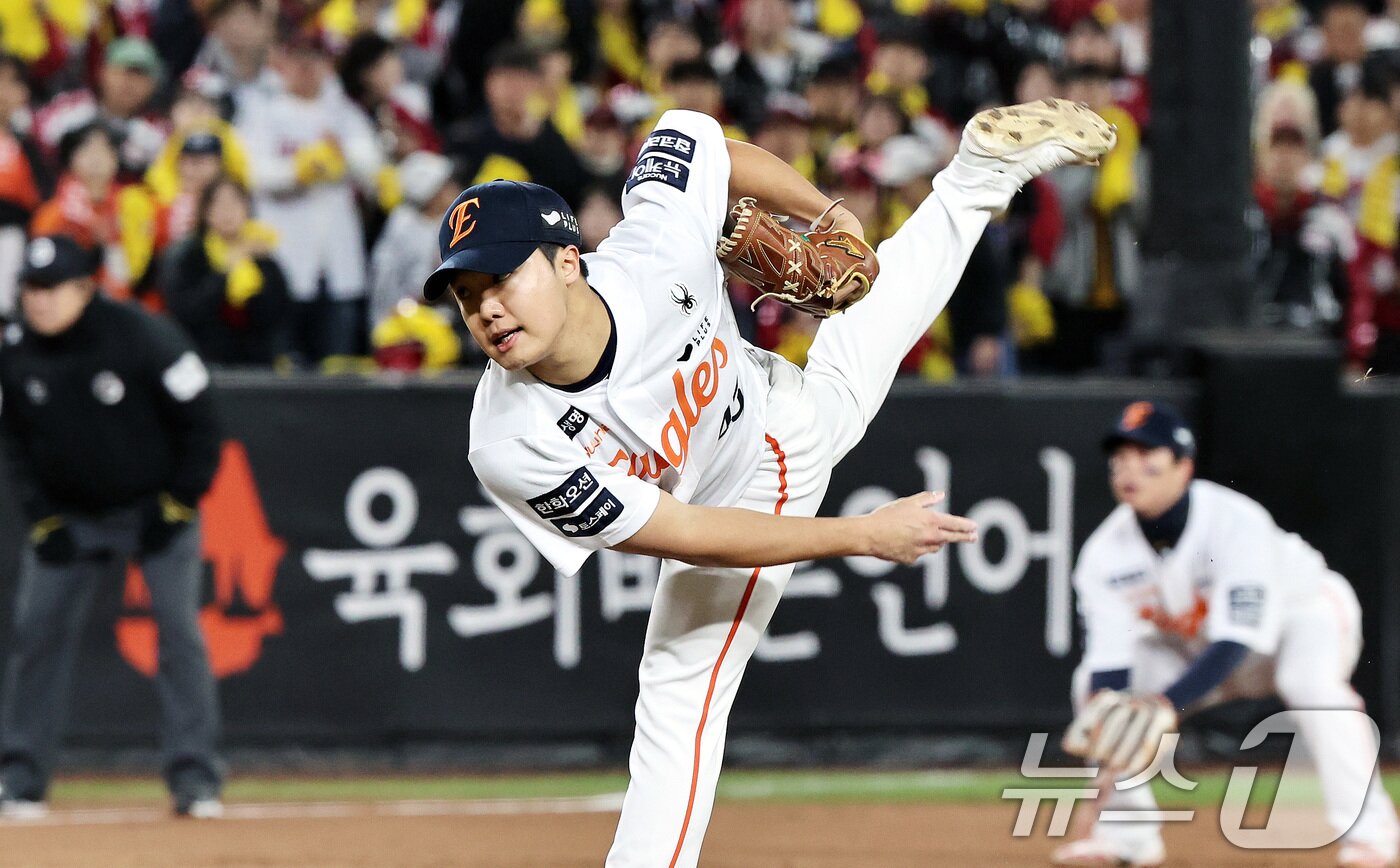 본문 이미지 - 31일 대전 한화생명볼파크에서 열린 프로야구 2025 신한 SOL뱅크 KBO 포스트시즌 한국시리즈 5차전 LG 트윈스와 한화 이글스의 경기, 2회초 등판한 한화 정우주가 역투하고 있다. 2025.10.31/뉴스1 ⓒ News1 구윤성 기자
