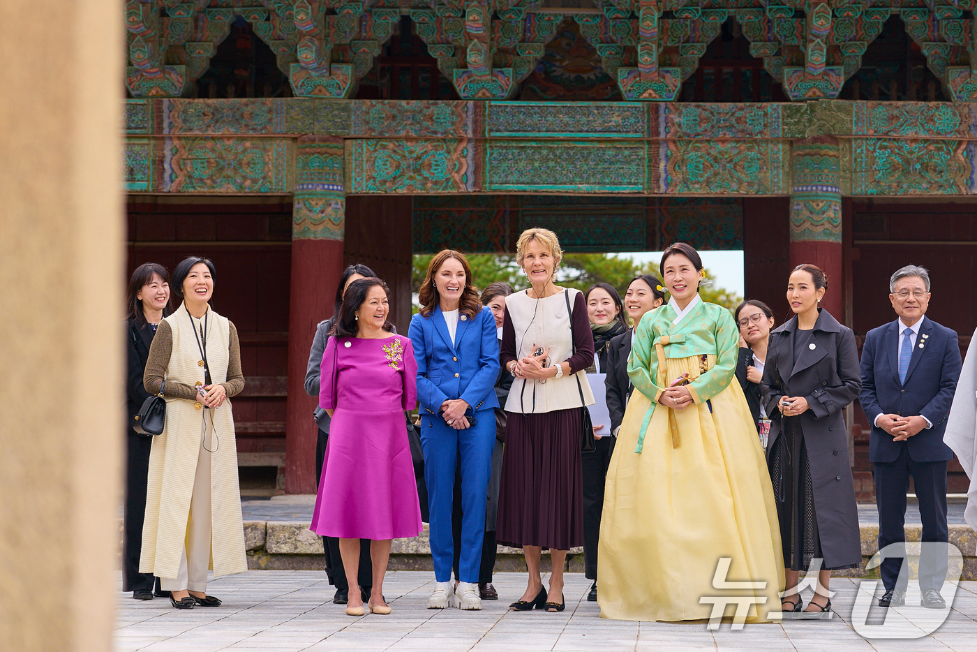 (서울=뉴스1) 허경 기자 = 김혜경 여사가 31일 경북 경주 불국사에서 열린 2025 아시아태평양경제협력체(APEC) 정상회의 배우자 초청 행사에 참석자들과 대화하고 있다. (대 …