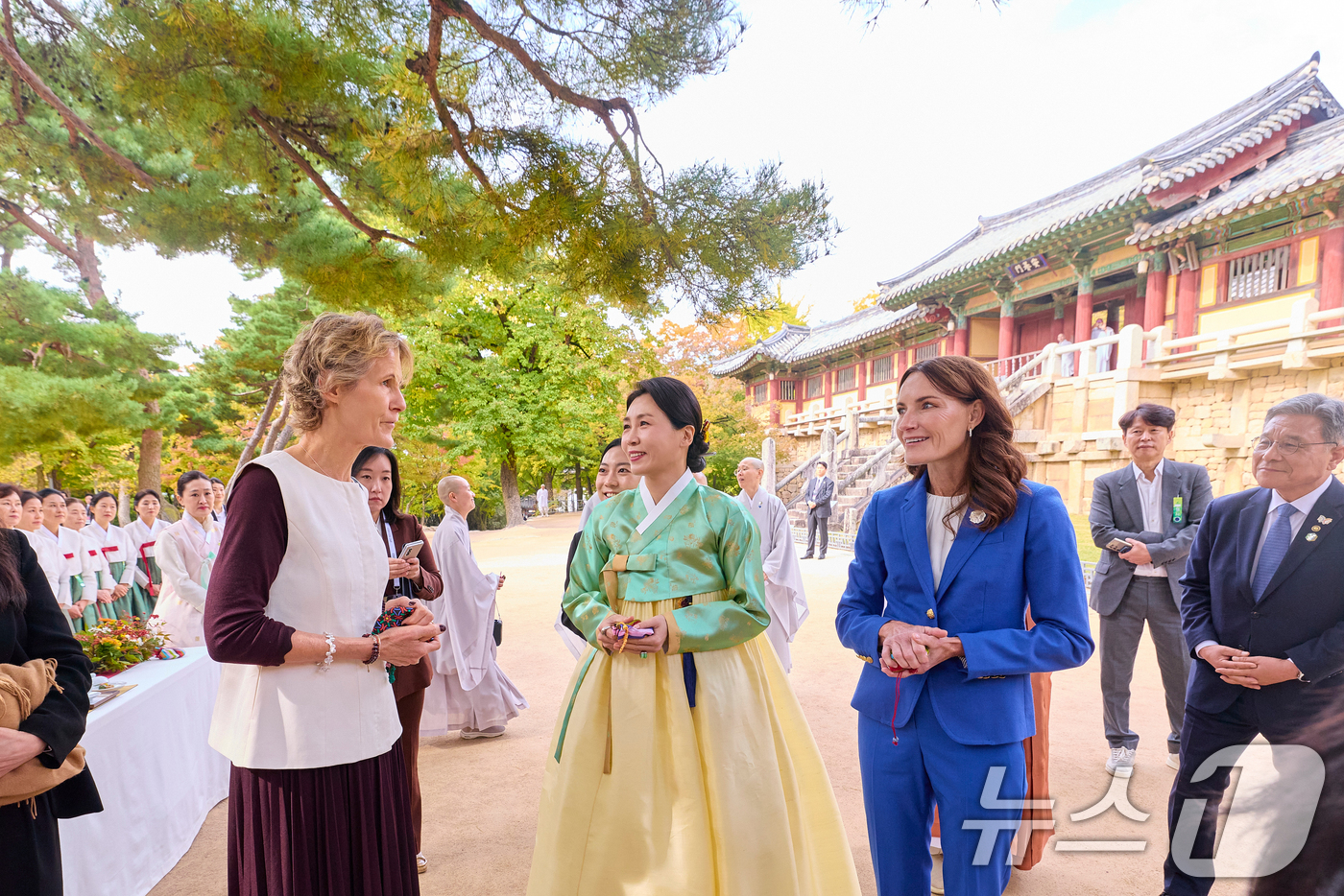 (서울=뉴스1) 허경 기자 = 김혜경 여사가 31일 경북 경주 불국사에서 열린 2025 아시아태평양경제협력체(APEC) 정상회의 배우자 초청 행사에 참석자들과 대화하고 있다. (대 …
