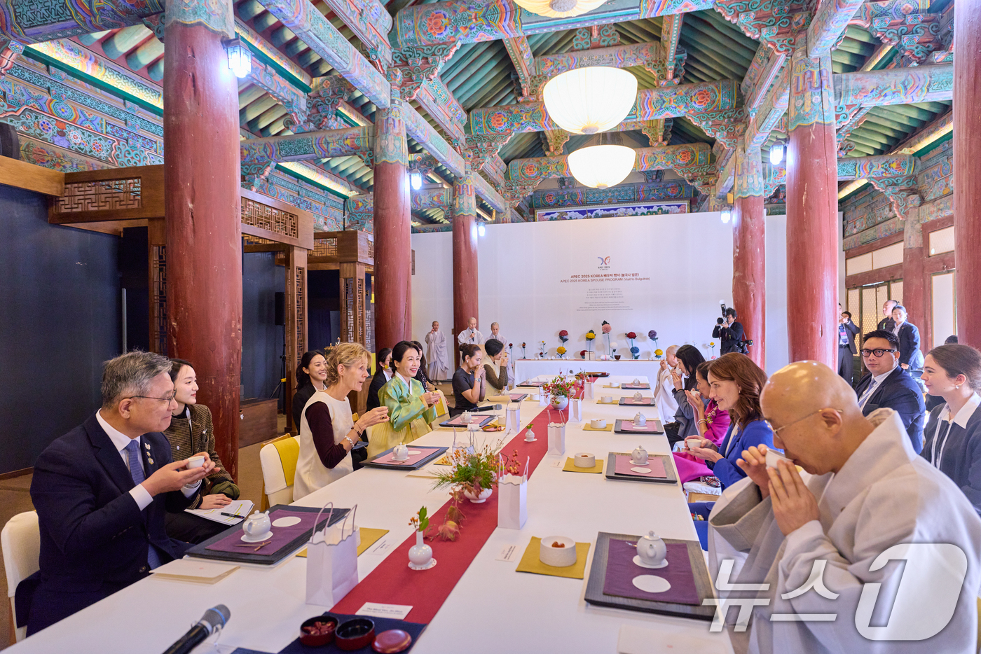 (서울=뉴스1) 허경 기자 = 김혜경 여사가 31일 경북 경주 불국사에서 열린 2025 아시아태평양경제협력체(APEC) 정상회의 배우자 초청 행사에 참석자들과 대화하고 있다. (대 …
