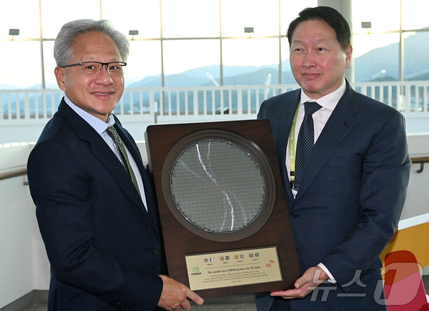 본문 이미지 - 젠슨 황 엔비디아 CEO가 31일 경북 경주시 경주예술의전당에서 열린 아시아태평양경제협력체(APEC) CEO 서밋에 참석해 최태원 SK그룹 회장 겸 대한상의 회장으로 부터 SK하이닉스의 HBM4 반도체 웨이퍼를 선물로 받고 있다. (공동취재) 2025.10.31 ⓒ 뉴스1 김민지 기자