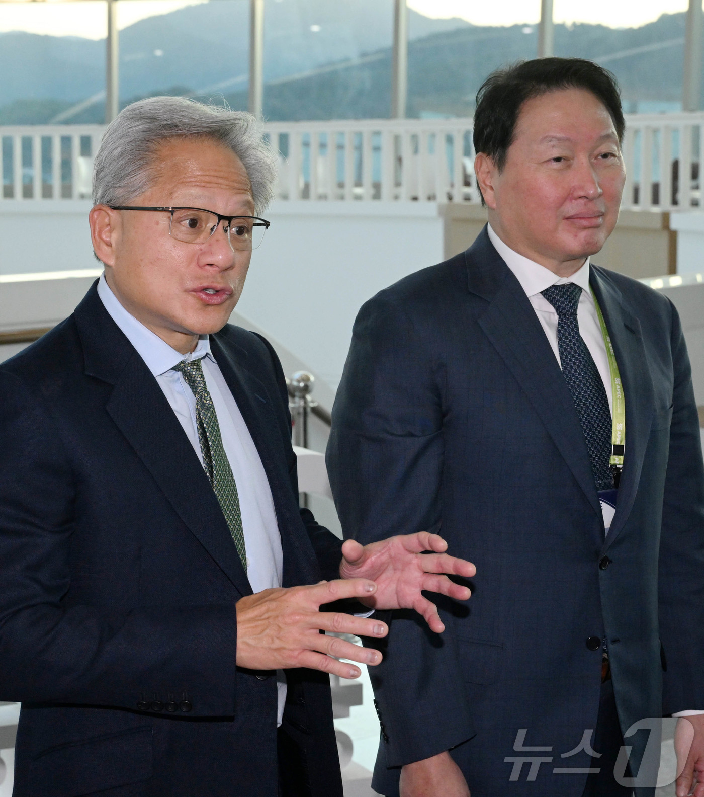 (경주=뉴스1) 김민지 기자 = 젠슨 황 엔비디아 CEO가 31일 경북 경주시 경주예술의전당에서 열린 아시아태평양경제협력체(APEC) CEO 서밋에 참석해 최태원 대한상의 회장과 …