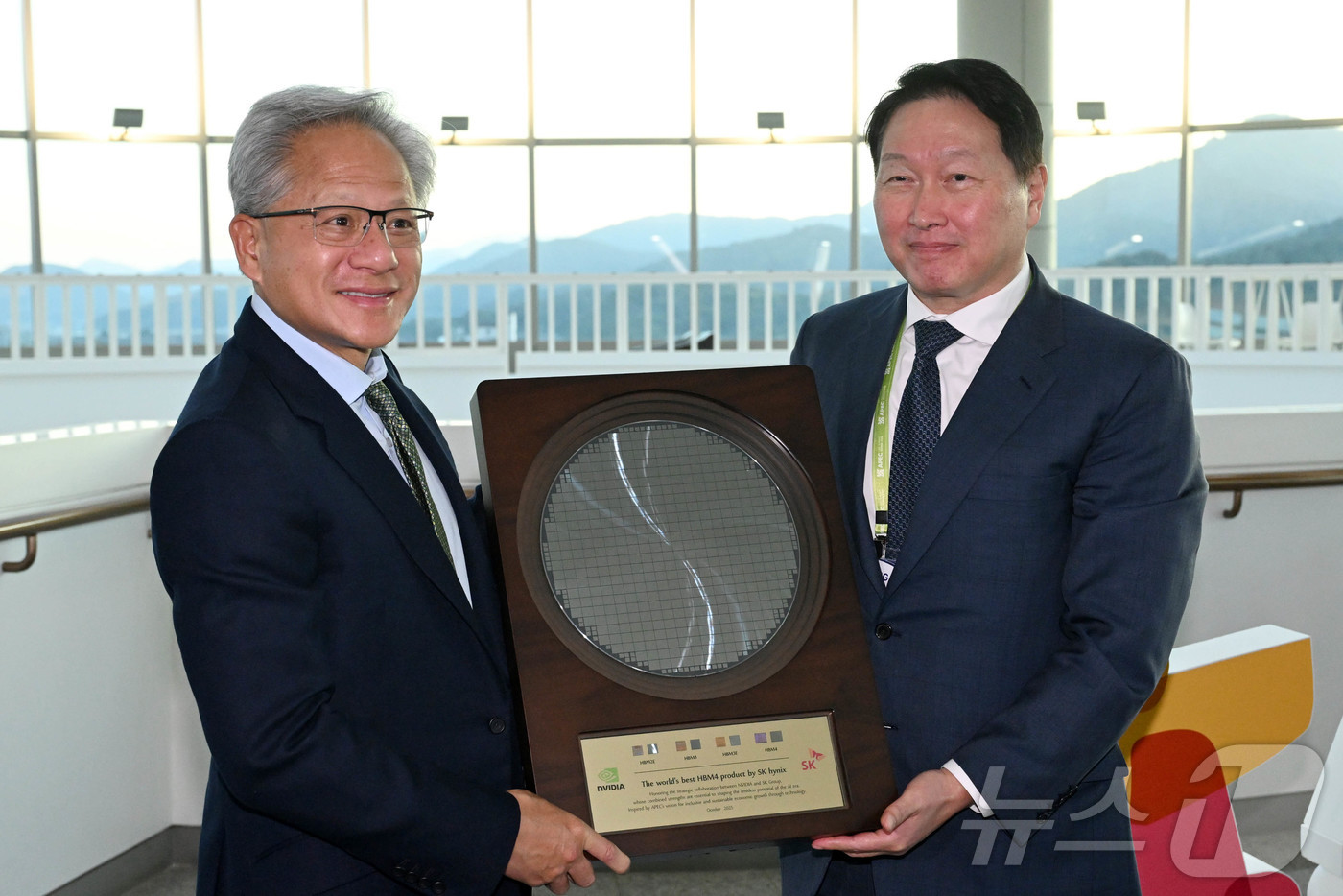 (경주=뉴스1) 김민지 기자 = 젠슨 황 엔비디아 CEO가 31일 경북 경주시 경주예술의전당에서 열린 아시아태평양경제협력체(APEC) CEO 서밋에 참석해 최태원 SK그룹 회장 겸 …