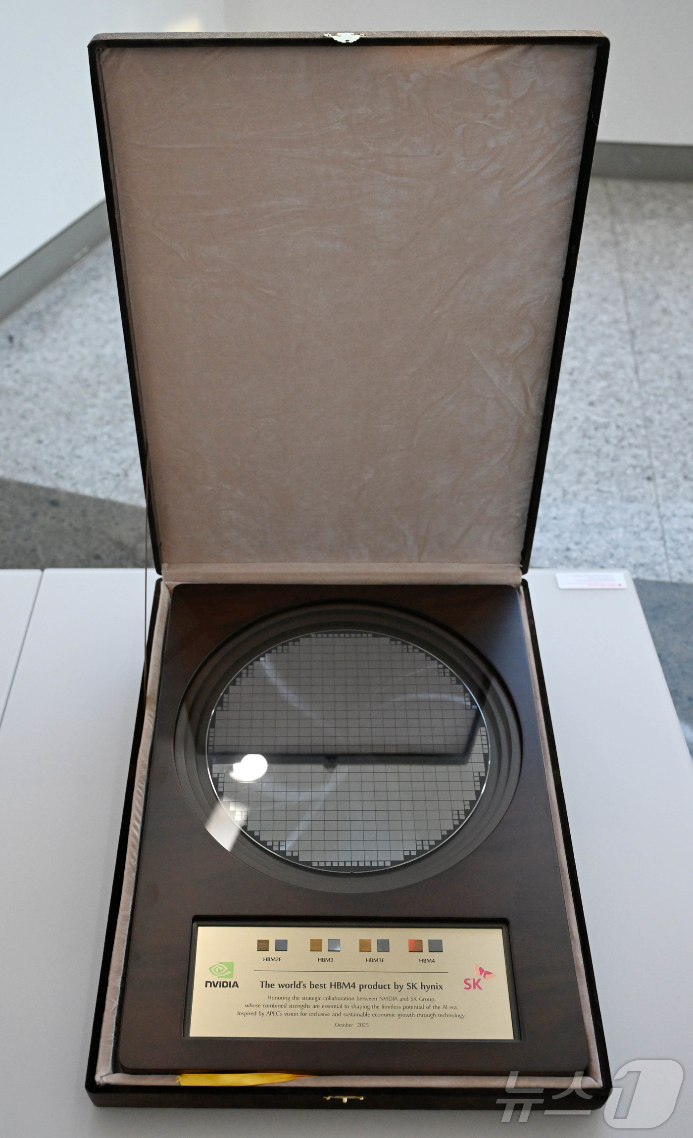 (경주=뉴스1) 김민지 기자 = 최태원 SK그룹 회장 겸 대한상의 회장이 31일 경북 경주시 경주예술의전당에서 열린 아시아태평양경제협력체(APEC) CEO 서밋에서 젠슨 황 엔비디 …