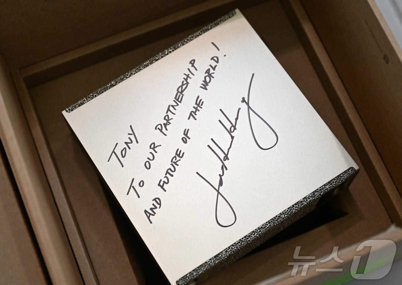 DGX스파크 선물 장면