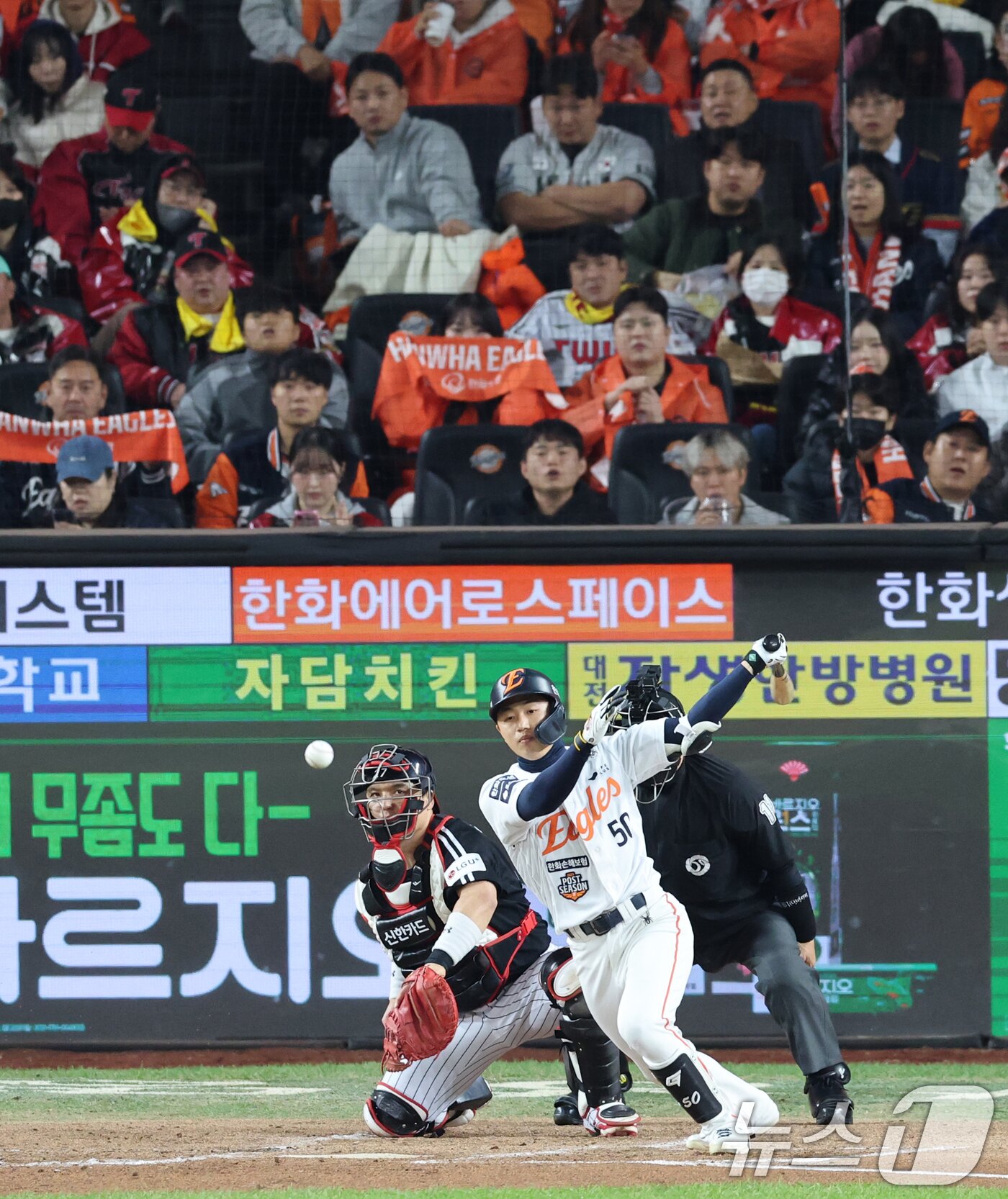 본문 이미지 - 31일 대전 한화생명볼파크에서 열린 프로야구 2025 신한 SOL뱅크 KBO 포스트시즌 한국시리즈 5차전 LG 트윈스와 한화 이글스의 경기, 2회말 1사 만루 상황 한화 이원석이 동점타를 치고 있다. 2025.10.31/뉴스1 ⓒ News1 김기태 기자