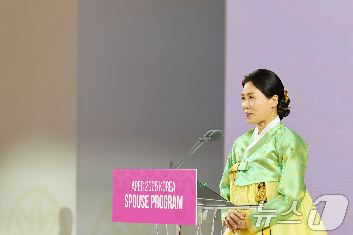 (서울=뉴스1) 허경 기자 = 김혜경 여사가 31일 경북 경주 우양미술관에서 열린 APEC 정상회의 계기 배우자행사 오찬에서 발언하고 있다. (대통령실 제공. 재판매 및 DB 금지 …
