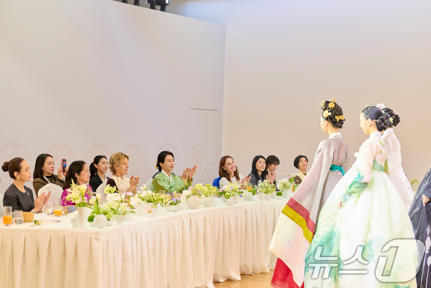 (서울=뉴스1) 허경 기자 = 김혜경 여사가 31일 경북 경주 우양미술관에서 열린 APEC 정상회의 계기 배우자행사 오찬에서 한복패션쇼를 관람하고 있다. (대통령실 제공. 재판매 …