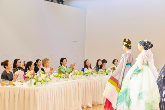 한복패션쇼 관람하는 APEC 영부인들