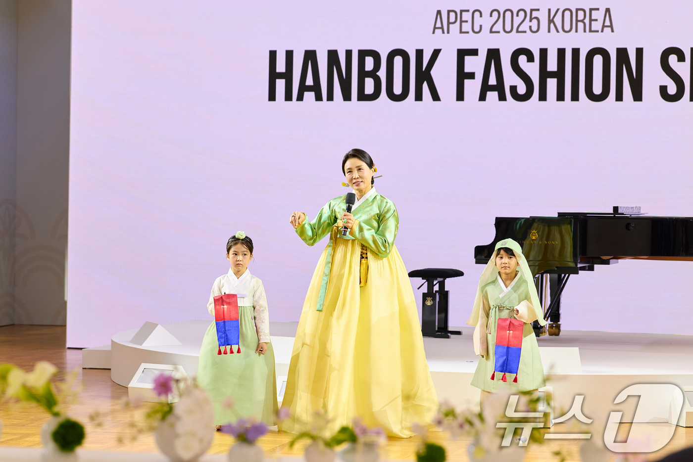 (서울=뉴스1) 허경 기자 = 김혜경 여사가 31일 경북 경주 우양미술관에서 열린 APEC 정상회의 계기 배우자행사 오찬에서 한복의 매력을 소개하고 있다. (대통령실 제공. 재판매 …