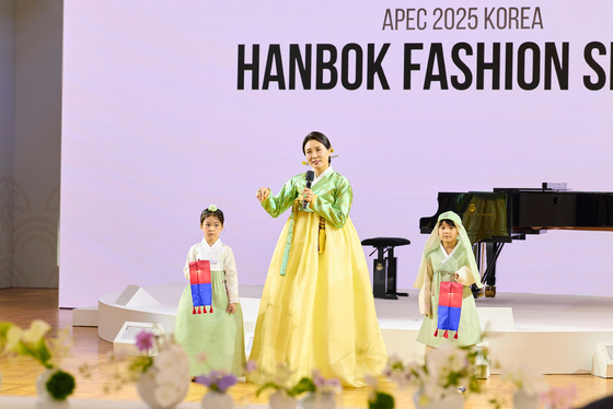 한복의 매력 소개하는 김혜경 여사