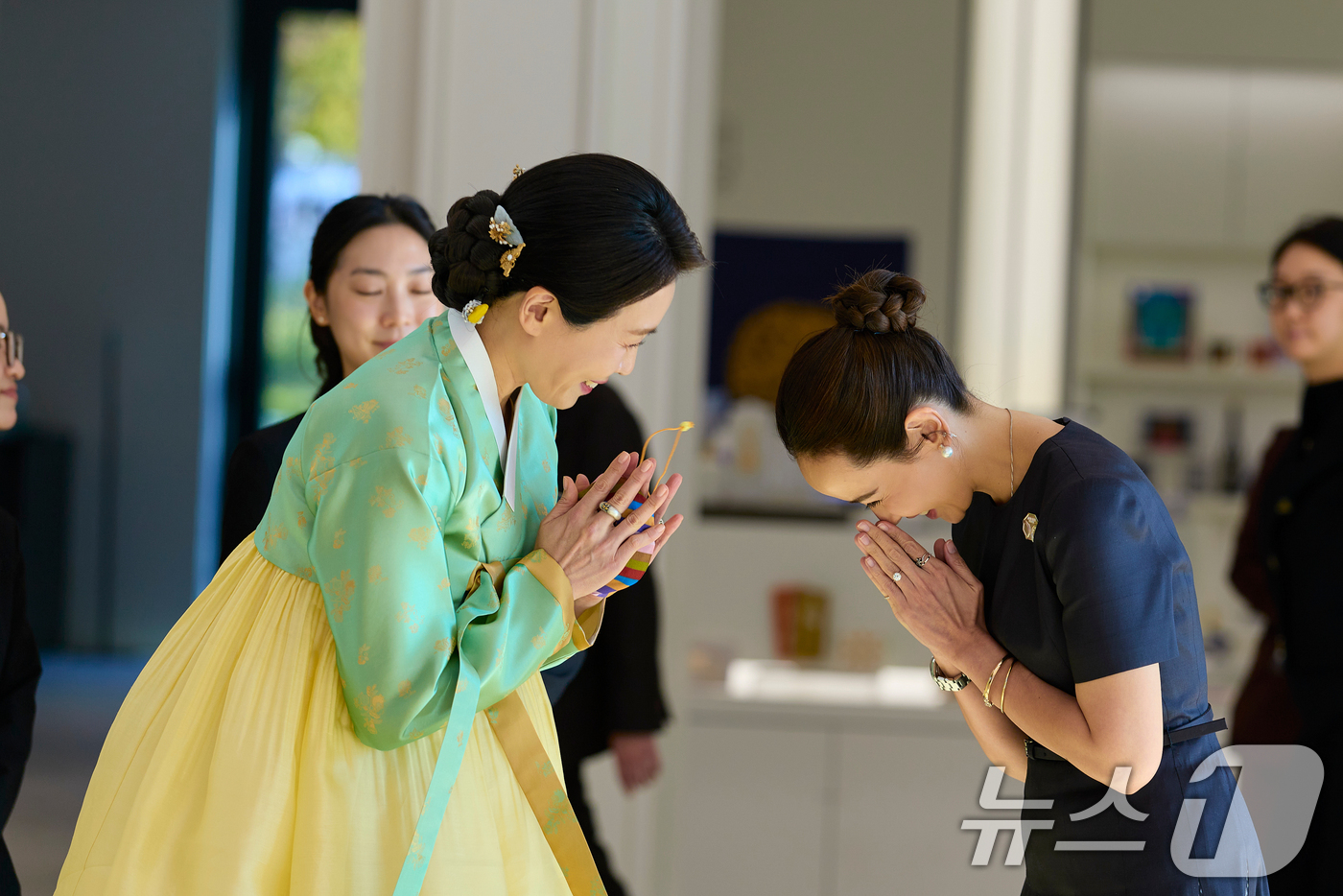 (서울=뉴스1) 허경 기자 = 김혜경 여사가 31일 경북 경주 우양미술관에서 열린 APEC 정상회의 계기 배우자행사 오찬에서 참석자들과 인사하고 있다. (대통령실 제공. 재판매 및 …