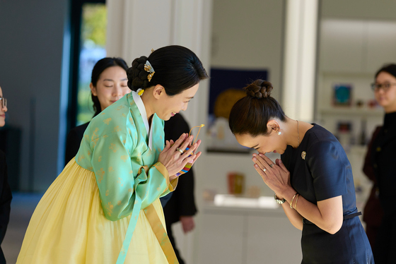 인사하는 김혜경 여사