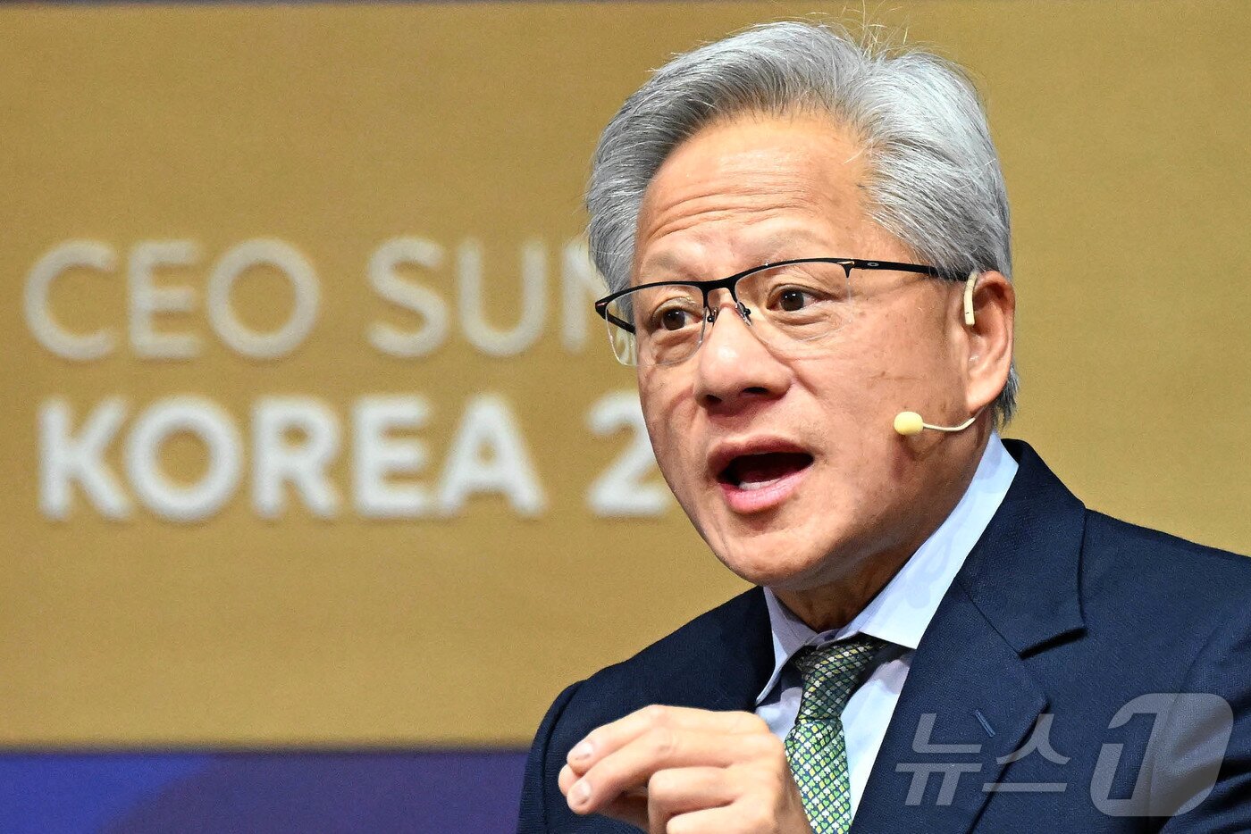 본문 이미지 - 젠슨 황 엔비디아 최고경영자(CEO)가 31일 경북 경주시 경주예술의전당에서 열린 'APEC CEO 서밋' 마지막 특별 세션에서 연설하고 있다. (공동취재) 2025.10.31/뉴스1 ⓒ News1 김민지 기자