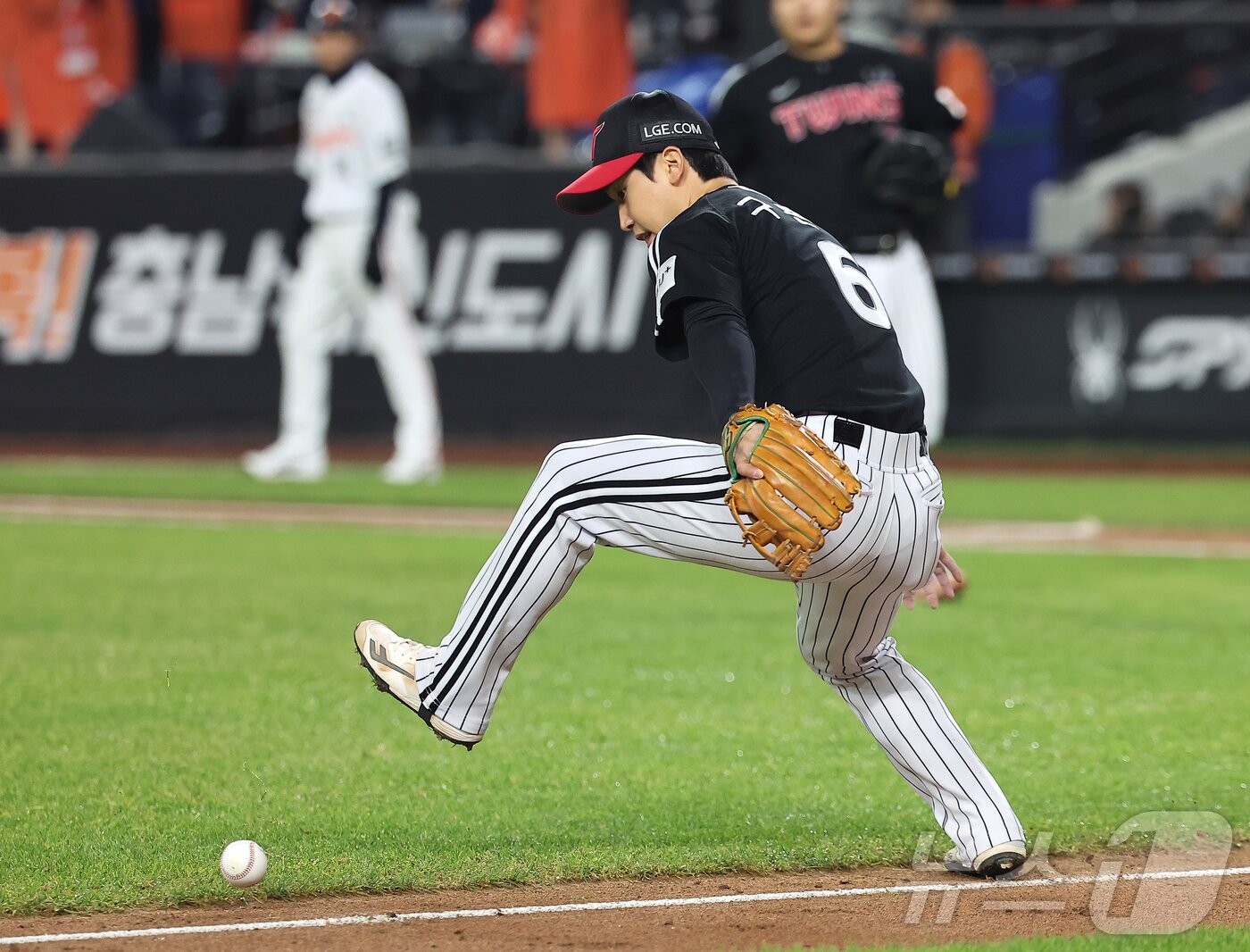 본문 이미지 - 31일 대전 한화생명볼파크에서 열린 프로야구 2025 신한 SOL뱅크 KBO 포스트시즌 한국시리즈 5차전 LG 트윈스와 한화 이글스의 경기, LG 3루수 구본혁이 3회말 무사 1,2루 상황 파울 라인으로 향하는 한화 문현빈의 번트 타구를 응시하고 있다. 2025.10.31/뉴스1 ⓒ News1 김진환 기자