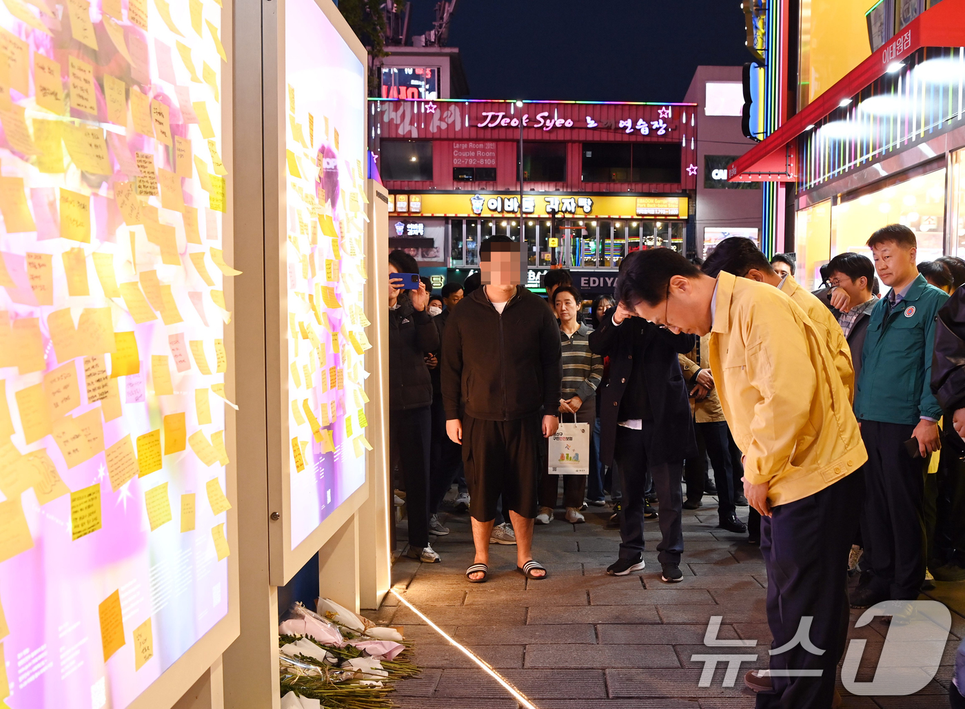 (서울=뉴스1) = 김광용 행정안전부 재난안전관리본부장과 김정우 대통령비서실 국정상황실장이 31일 핼러윈 인파 안전관리 현장점검에 앞서 서울 용산구 이태원 '10·29 기억과 안전 …
