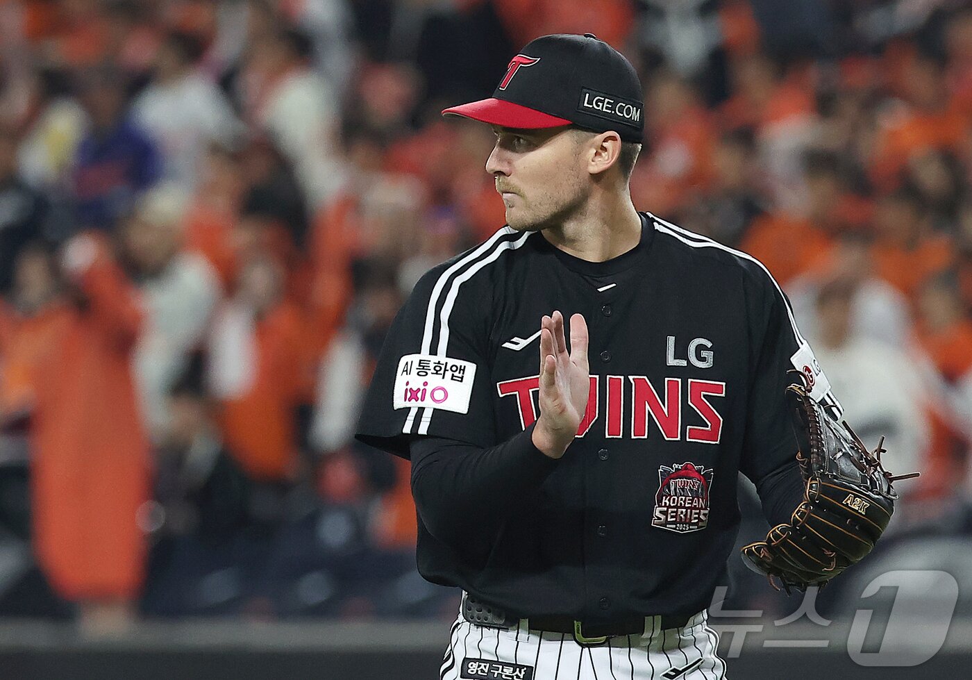 본문 이미지 - 31일 대전 한화생명볼파크에서 열린 프로야구 2025 신한 SOL뱅크 KBO 포스트시즌 한국시리즈 5차전 LG 트윈스와 한화 이글스의 경기, LG 선발 톨허스트가 4회말 이닝을 실점 없이 마친 뒤 손뼉을 치며 더그아웃으로 향하고 있다. 2025.10.31/뉴스1 ⓒ News1 김진환 기자