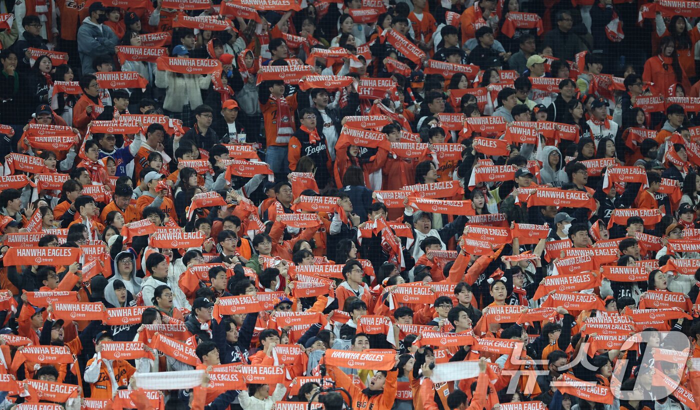 본문 이미지 - 31일 대전 한화생명볼파크에서 열린 프로야구 2025 신한 SOL뱅크 KBO 포스트시즌 한국시리즈 5차전 LG 트윈스와 한화 이글스의 경기에서 한화팬이 응원을 펼치고 있다. 2025.10.31/뉴스1 ⓒ News1 김기태 기자