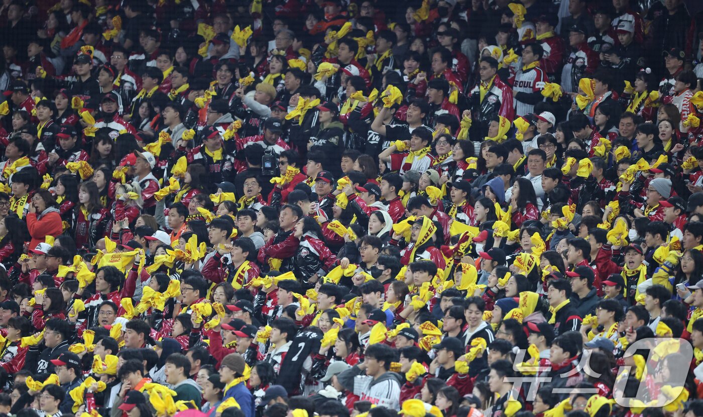 본문 이미지 - 31일 대전 한화생명볼파크에서 열린 프로야구 2025 신한 SOL뱅크 KBO 포스트시즌 한국시리즈 5차전 LG 트윈스와 한화 이글스의 경기에서 LG팬이 응원을 펼치고 있다. 2025.10.31/뉴스1 ⓒ News1 김기태 기자