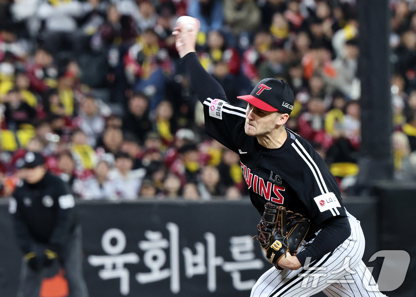(대전=뉴스1) 구윤성 기자 = 31일 대전 한화생명볼파크에서 열린 프로야구 2025 신한 SOL뱅크 KBO 포스트시즌 한국시리즈 5차전 LG 트윈스와 한화 이글스의 경기, LG …