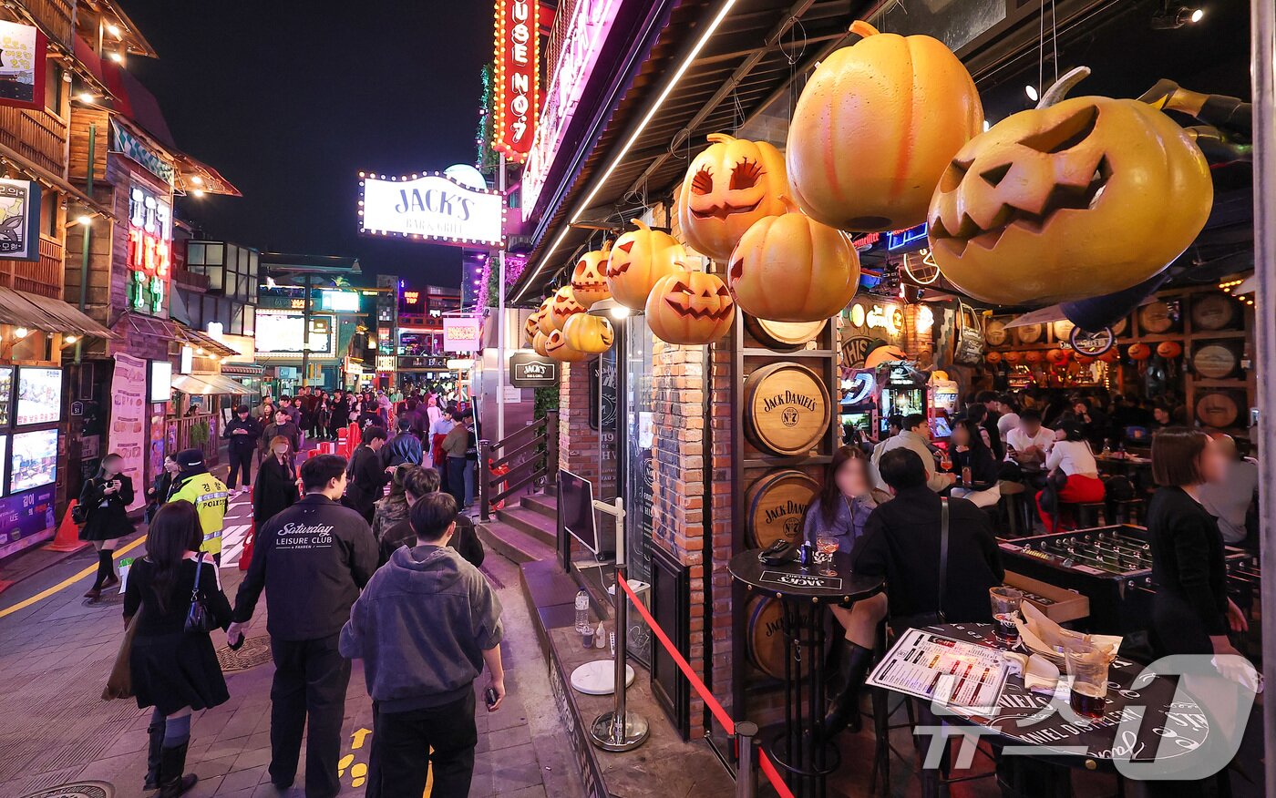 본문 이미지 - 핼러윈 데이를 맞은 31일 서울 용산구 이태원 세계음식거리 일대가 시민들로 붐비고 있다. 2025.10.31 ⓒ 뉴스1 김성진 기자
