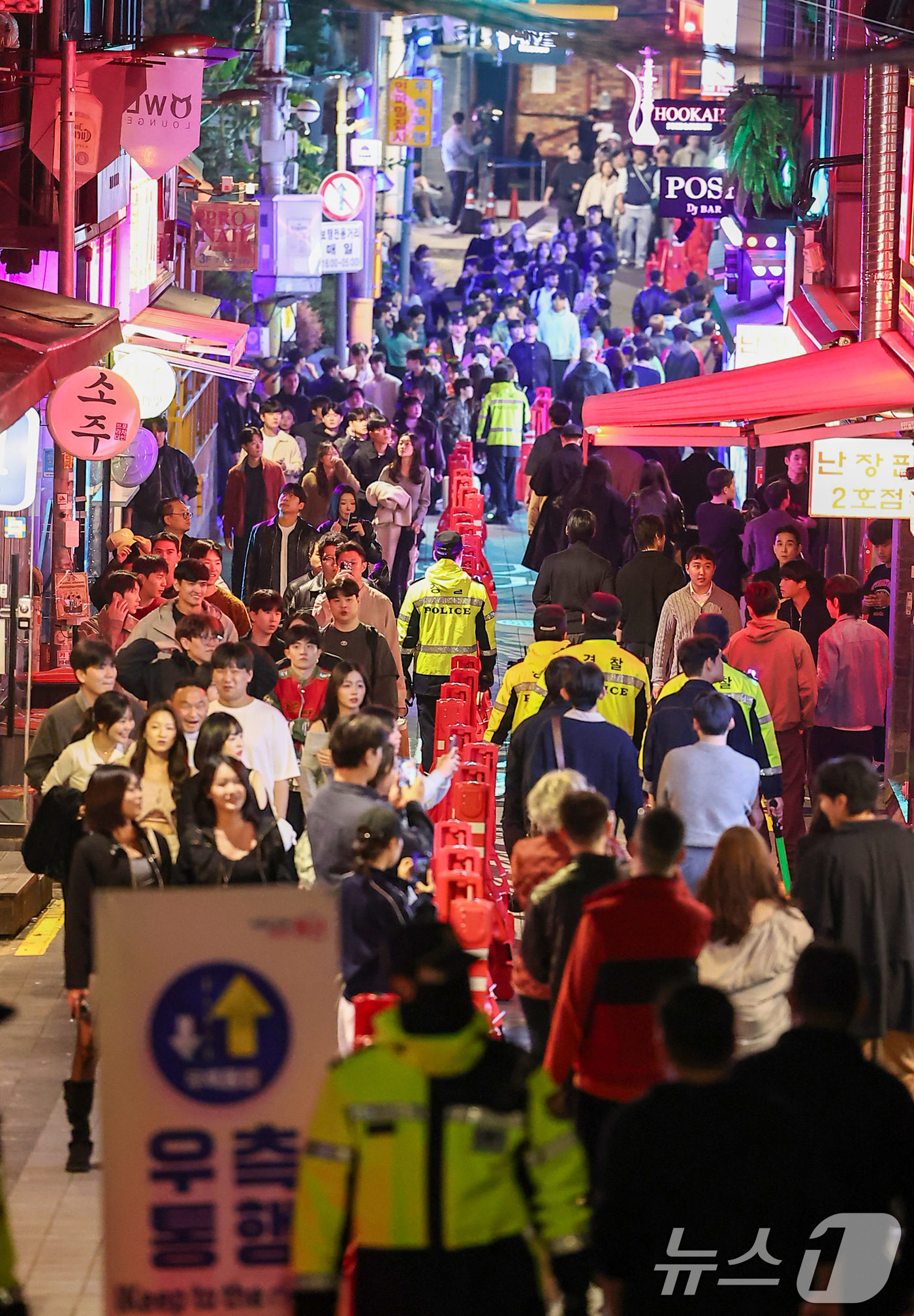 (서울=뉴스1) 김성진 기자 = 핼러윈 데이를 맞은 31일 서울 용산구 이태원 세계음식거리 일대가 시민들로 붐비고 있다. 2025.10.31/뉴스1