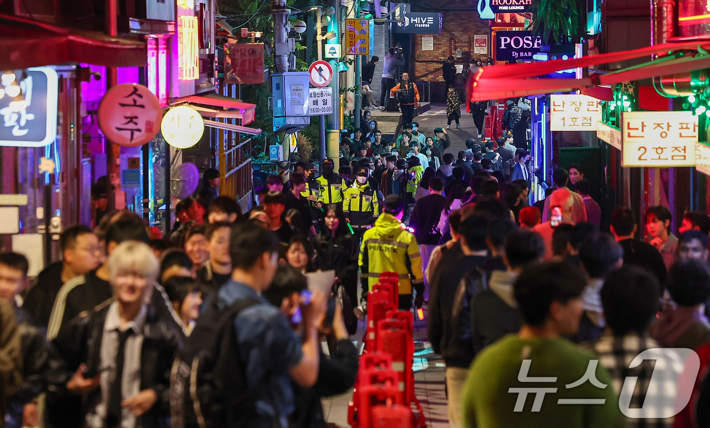 (서울=뉴스1) 김성진 기자 = 핼러윈 데이를 맞은 31일 서울 용산구 이태원 세계음식거리 일대가 시민들로 붐비고 있다. 2025.10.31/뉴스1