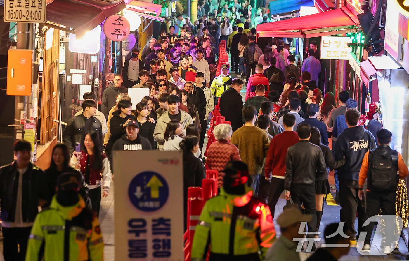 (서울=뉴스1) 김성진 기자 = 핼러윈 데이를 맞은 31일 서울 용산구 이태원 세계음식거리 일대가 시민들로 붐비고 있다. 2025.10.31/뉴스1
