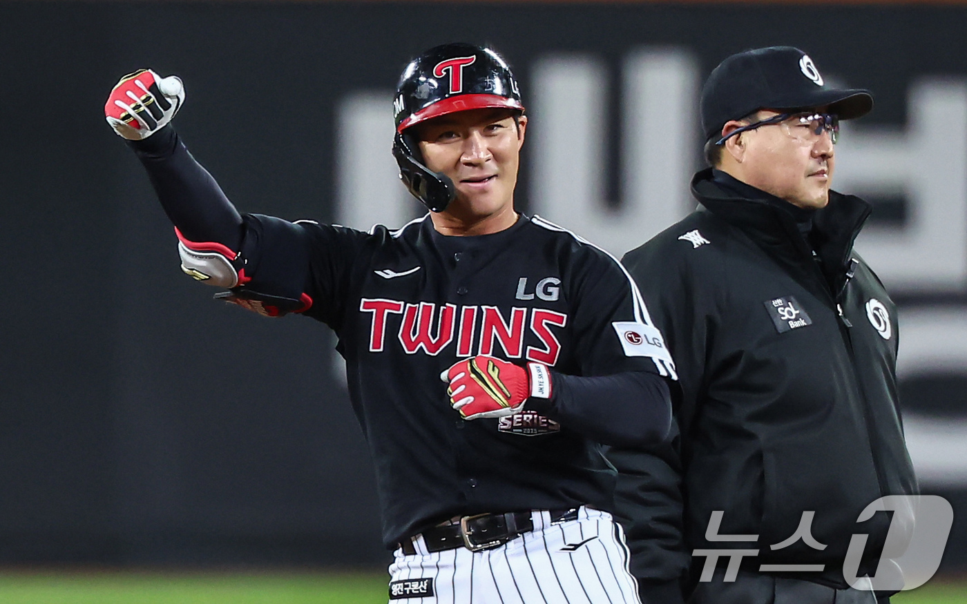 (대전=뉴스1) 김도우 기자 = 31일 대전 한화생명볼파크에서 열린 프로야구 2025 신한 SOL뱅크 KBO 포스트시즌 한국시리즈 5차전 LG 트윈스와 한화 이글스의 경기, 5회초 …