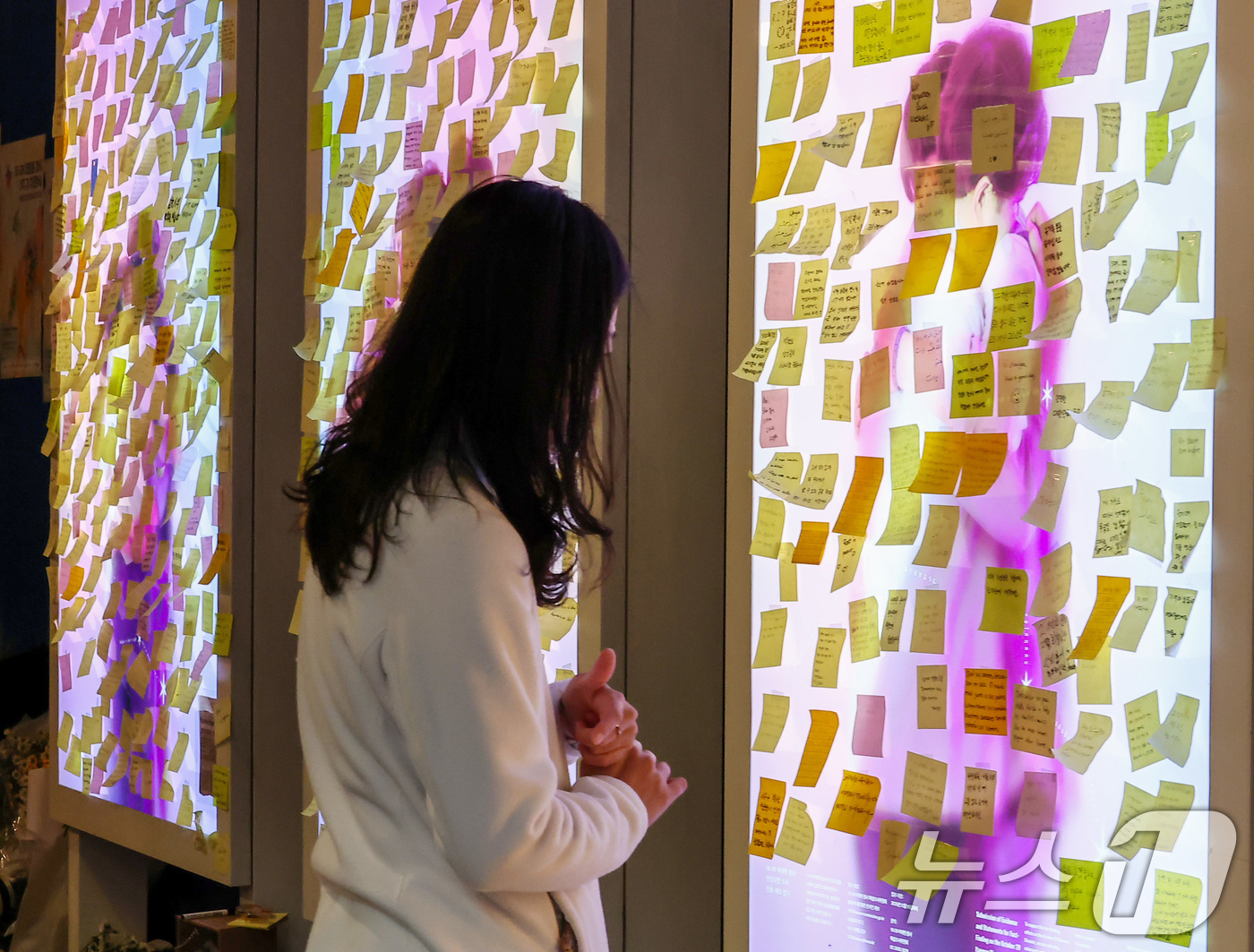 (서울=뉴스1) 김성진 기자 = 핼러윈 데이를 맞은 31일 서울 용산구 이태원 10·29 기억과 안전의 길에서 시민들이 희생자들을 추모하고 있다. 2025.10.31/뉴스1