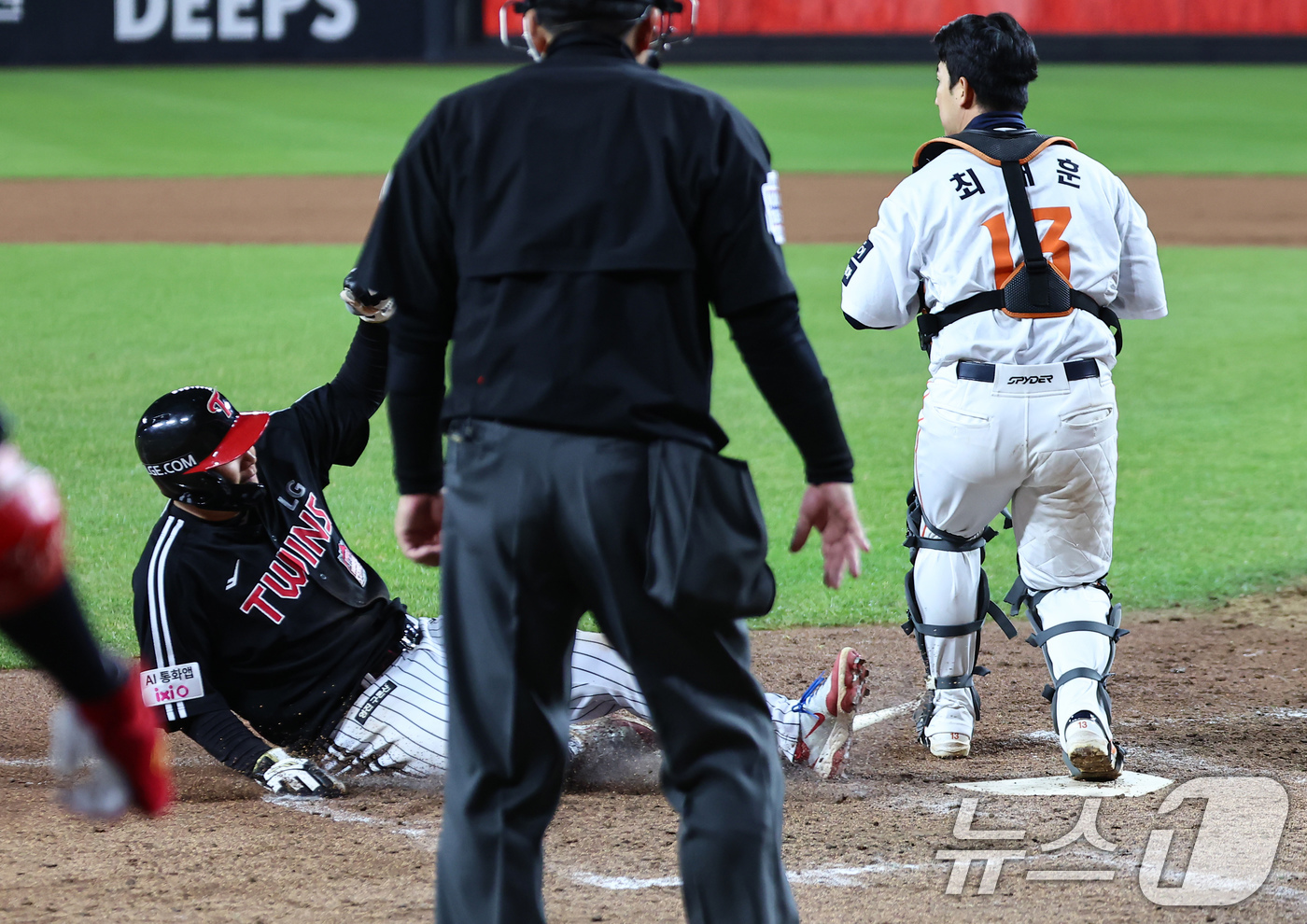 (대전=뉴스1) 김도우 기자 = 31일 대전 한화생명볼파크에서 열린 프로야구 2025 신한 SOL뱅크 KBO 포스트시즌 한국시리즈 5차전 LG 트윈스와 한화 이글스의 경기, 5회초 …