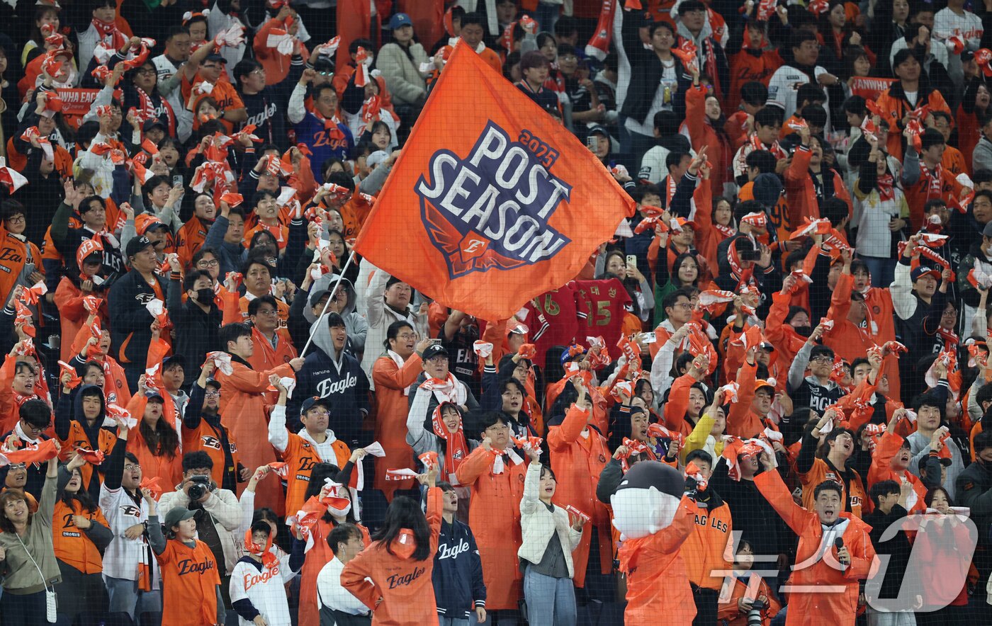 본문 이미지 - 31일 대전 한화생명볼파크에서 열린 프로야구 2025 신한 SOL뱅크 KBO 포스트시즌 한국시리즈 5차전 LG 트윈스와 한화 이글스의 경기에서 한화팬이 응원을 펼치고 있다. 2025.10.31/뉴스1 ⓒ News1 김기태 기자