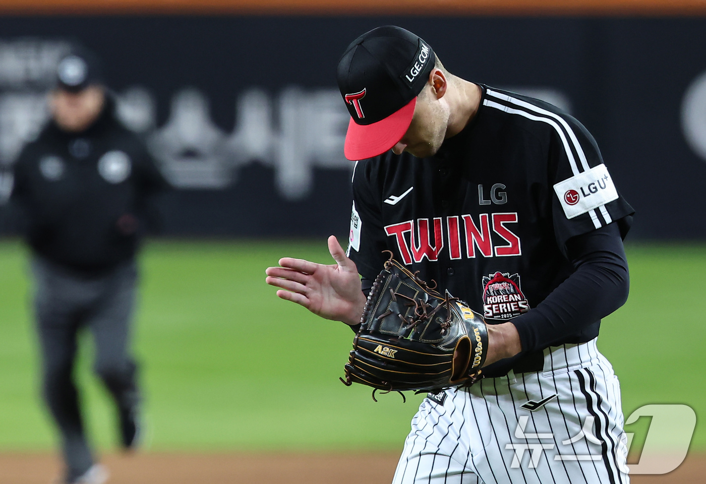 (대전=뉴스1) 김도우 기자 = 31일 대전 한화생명볼파크에서 열린 프로야구 2025 신한 SOL뱅크 KBO 포스트시즌 한국시리즈 5차전 LG 트윈스와 한화 이글스의 경기, LG …