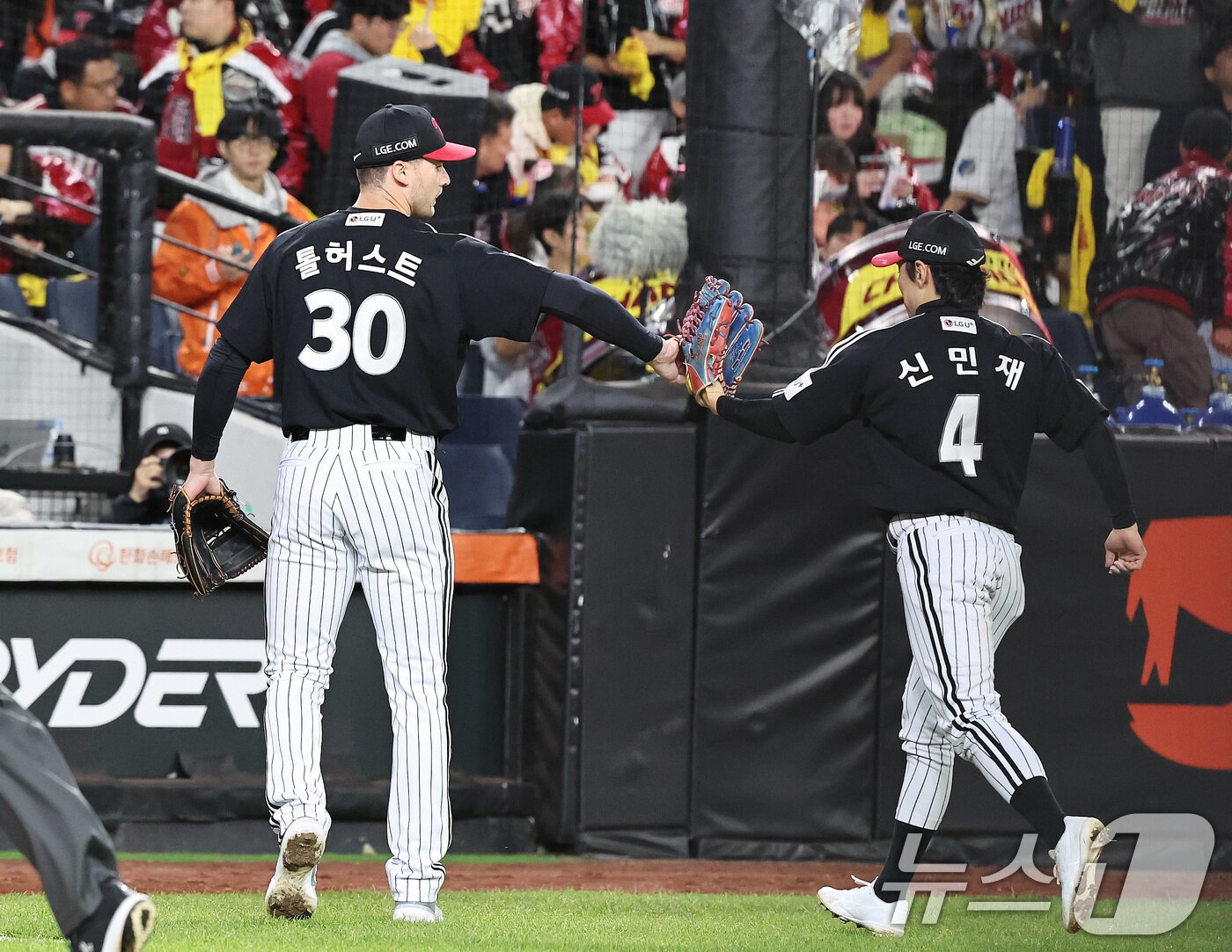 본문 이미지 - 31일 대전 한화생명볼파크에서 열린 프로야구 2025 신한 SOL뱅크 KBO 포스트시즌 한국시리즈 5차전 LG 트윈스와 한화 이글스의 경기, LG 톨허스트가 5회말 한화 손아섭을 뜬공처리한 뒤 신민재와 하이파이브하고 있다. 2025.10.31/뉴스1 ⓒ News1 구윤성 기자