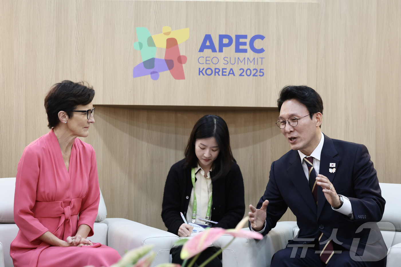 (서울=뉴스1) = 김민석 국무총리가 31일 경북 경주 예술의 전당에서 아시아태평양경제협력체(APEC) CEO 서밋 참석차 방한한 제인 프레이저 씨티그룹 CEO를 접견하고 있다. …
