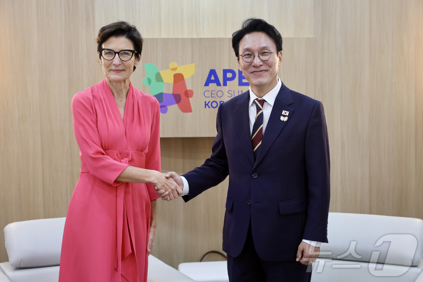 (서울=뉴스1) = 김민석 국무총리가 31일 경북 경주 예술의 전당에서 아시아태평양경제협력체(APEC) CEO 서밋 참석차 방한한 제인 프레이저 씨티그룹 CEO를 접견하며 기념촬영 …