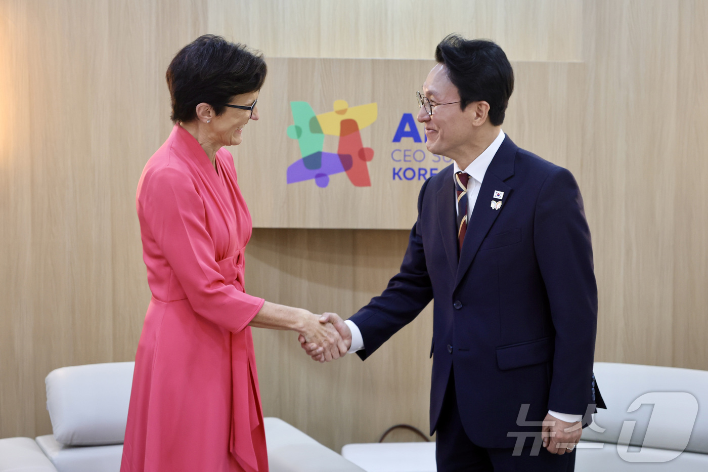 (서울=뉴스1) = 김민석 국무총리가 31일 경북 경주 예술의 전당에서 아시아태평양경제협력체(APEC) CEO 서밋 참석차 방한한 제인 프레이저 씨티그룹 CEO를 접견하며 악수하고 …