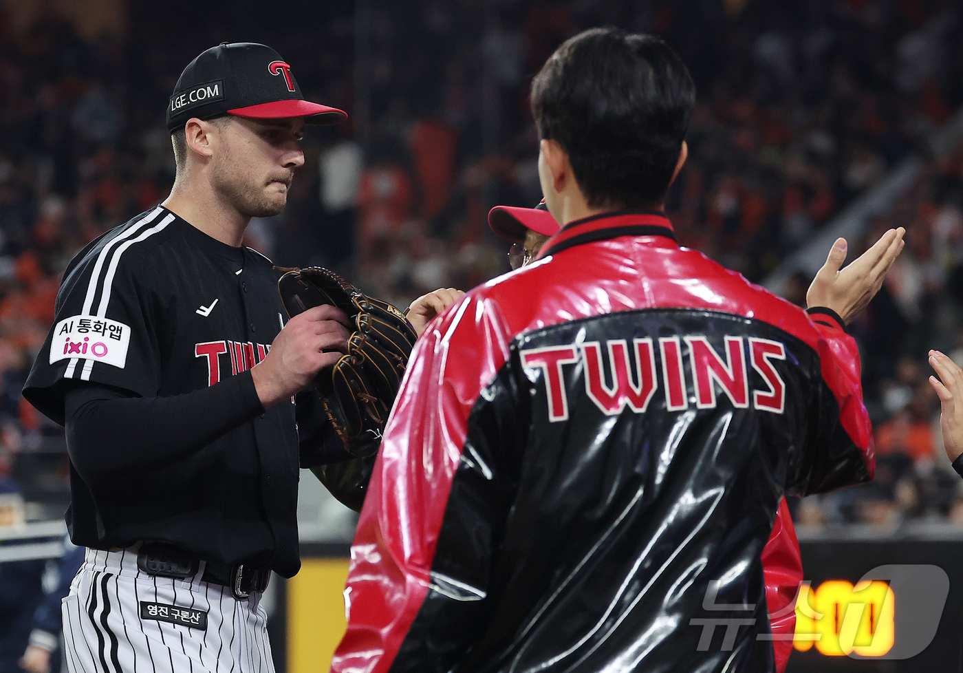 (대전=뉴스1) 김진환 기자 = 31일 대전 한화생명볼파크에서 열린 프로야구 2025 신한 SOL뱅크 KBO 포스트시즌 한국시리즈 5차전 LG 트윈스와 한화 이글스의 경기, LG …