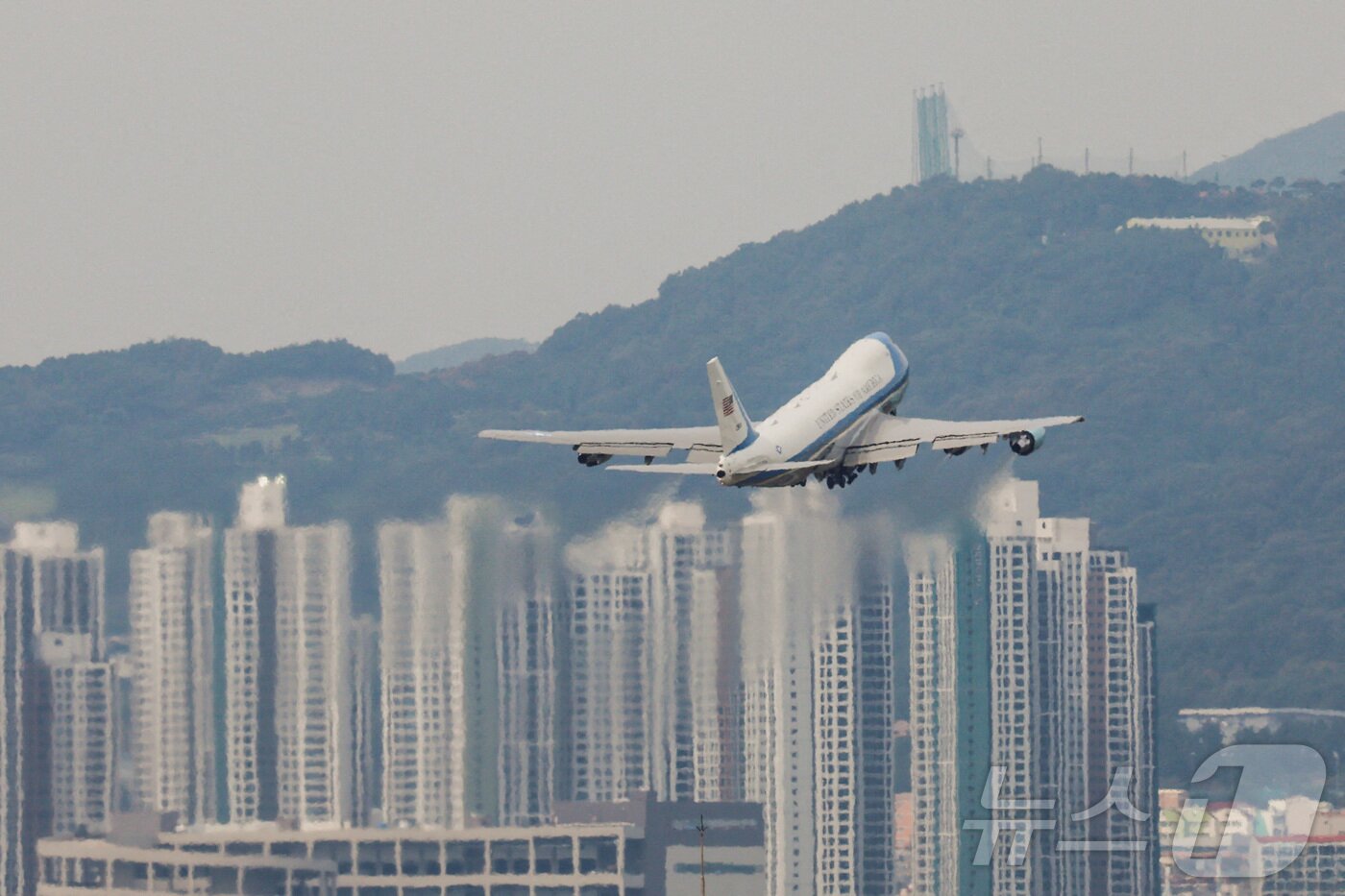 본문 이미지 - 트럼프 미국 대통령이 탄 에어포스원이 미중 정상회담 후 부산 김해국제공항에서 이륙하는 모습. 2025.10.30 ⓒ 로이터=뉴스1 ⓒ News1 이지예 객원기자