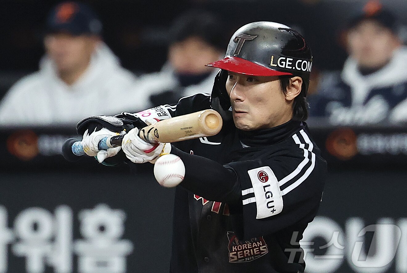 본문 이미지 - 31일 대전 한화생명볼파크에서 열린 프로야구 2025 신한 SOL뱅크 KBO 포스트시즌 한국시리즈 5차전 LG 트윈스와 한화 이글스의 경기, LG 신민재가 6회초 무사 1루 상황에서 희생번트를 치고 있다. 2025.10.31/뉴스1 ⓒ News1 김진환 기자