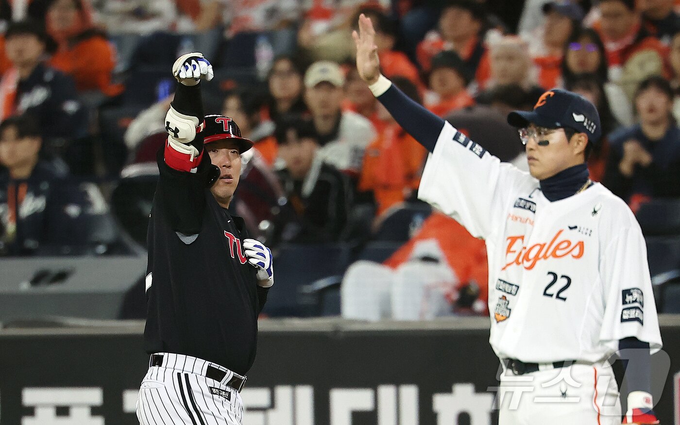 본문 이미지 - 31일 대전 한화생명볼파크에서 열린 프로야구 2025 신한 SOL뱅크 KBO 포스트시즌 한국시리즈 5차전 LG 트윈스와 한화 이글스의 경기, LG 김현수가 6회초 1사 2루 상황 적시타를 친 뒤 세리머니를 하고 있다. 2025.10.31/뉴스1 ⓒ News1 김진환 기자