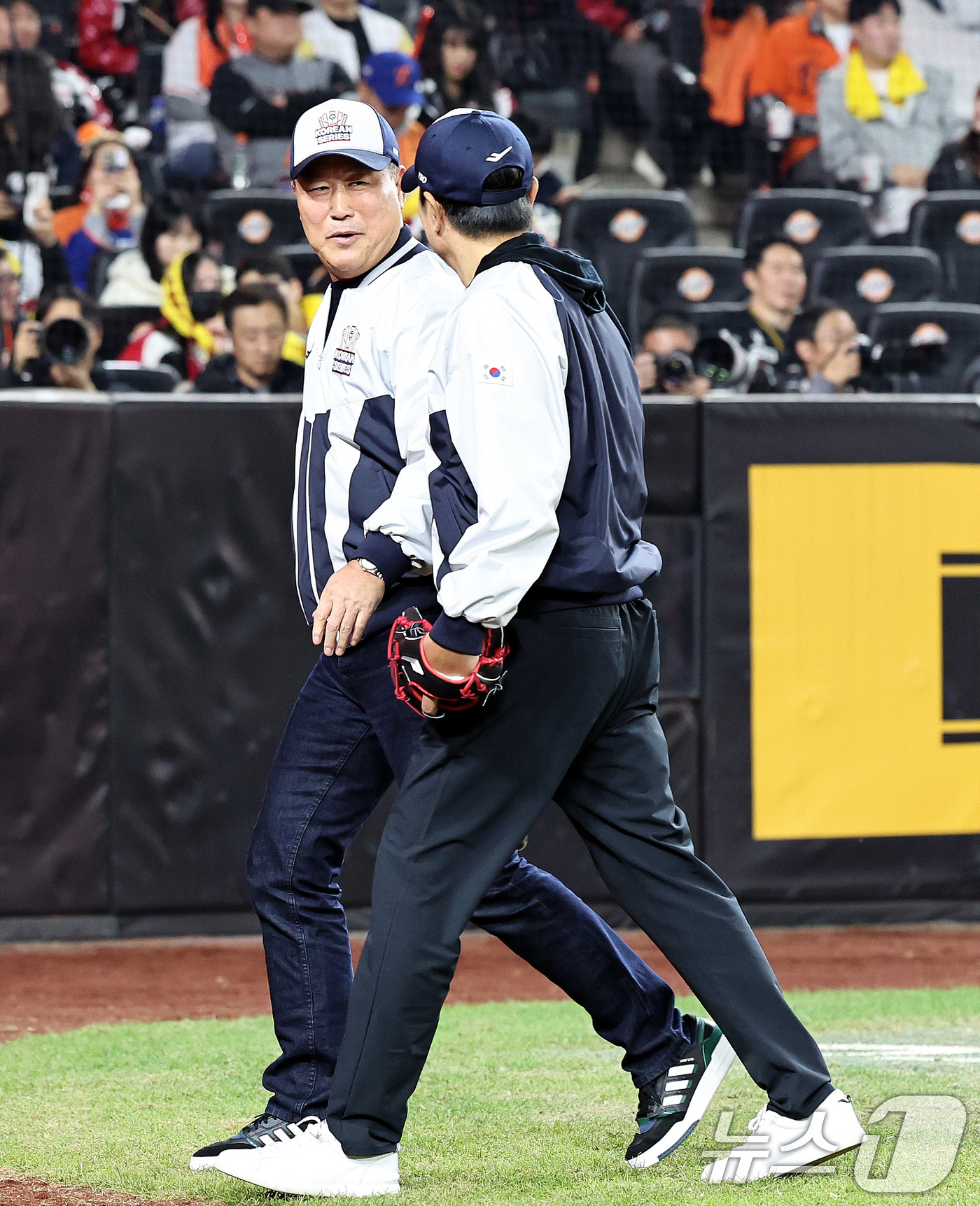 (대전=뉴스1) 구윤성 기자 = 한화 이글스 영구결번인 정민철과 장종훈이 31일 대전 한화생명볼파크에서 열린 프로야구 2025 신한 SOL뱅크 KBO 포스트시즌 한국시리즈 5차전 …