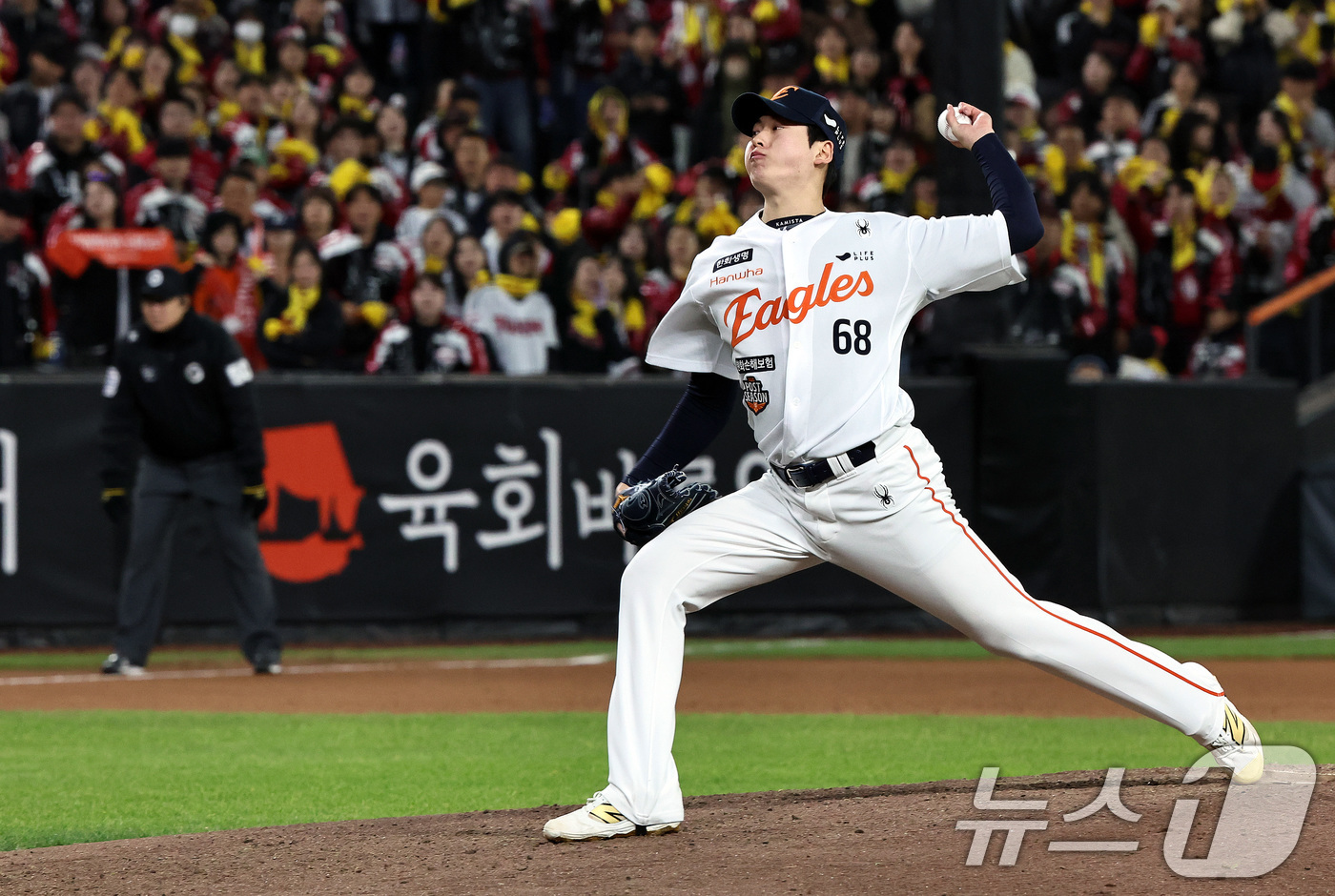 (대전=뉴스1) 구윤성 기자 = 31일 오후 대전 한화생명볼파크에서 열린 프로야구 2025 신한 SOL뱅크 KBO 한국시리즈 5차전 LG트윈스와 한화 이글스의 경기, 한화 조동욱이 …