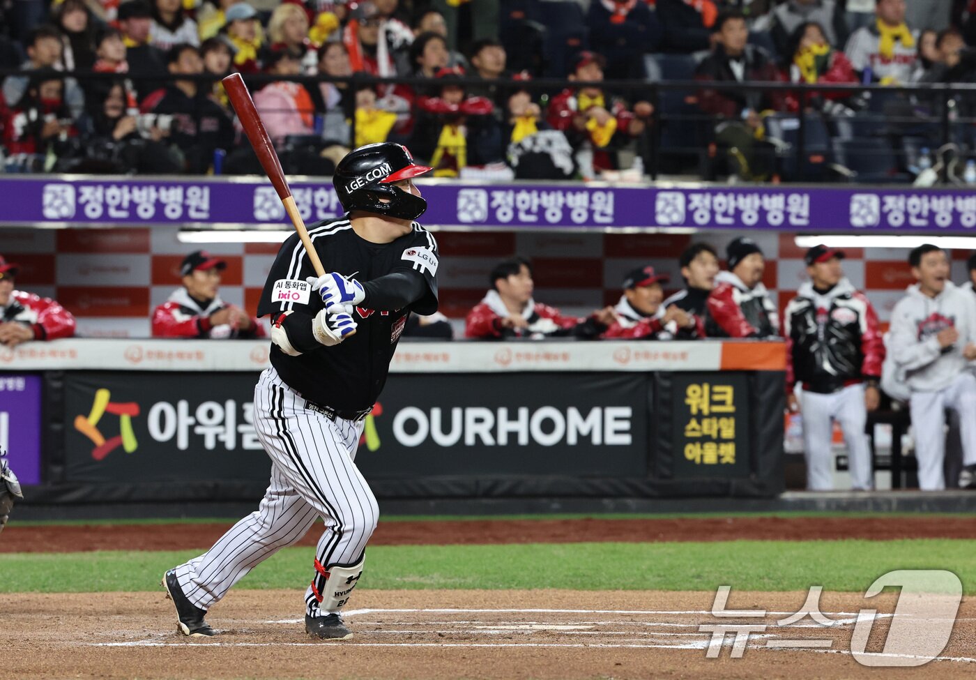 본문 이미지 - 31일 대전 한화생명볼파크에서 열린 프로야구 2025 신한 SOL뱅크 KBO 포스트시즌 한국시리즈 5차전 LG 트윈스와 한화 이글스의 경기, 6회초 1사 2루 상황때 LG 김현수가 1타점 적시타를 치고 있다. 2025.10.31/뉴스1 ⓒ News1 구윤성 기자