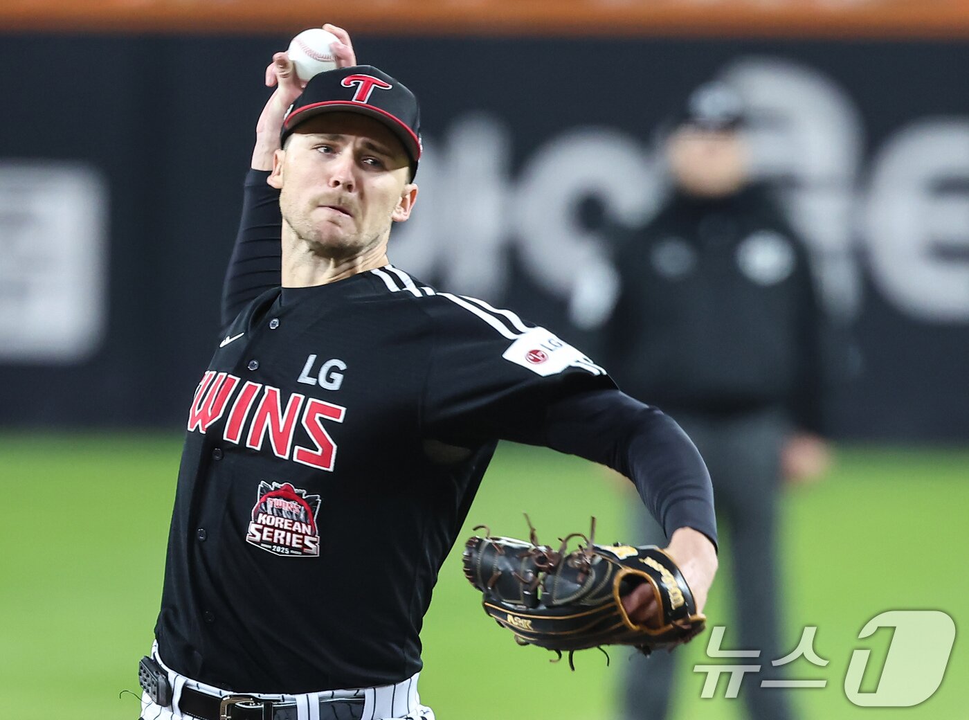 본문 이미지 - 31일 대전 한화생명볼파크에서 열린 프로야구 2025 신한 SOL뱅크 KBO 포스트시즌 한국시리즈 5차전 LG 트윈스와 한화 이글스의 경기, LG 선발투수 톨허스트가 6회말 역투하고 있다. 2025.10.31/뉴스1 ⓒ News1 김도우 기자