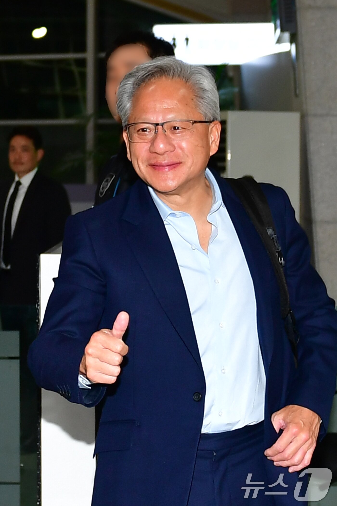 본문 이미지 - 젠슨 황 엔비디아 창립자 겸 CEO 젠슨 황이 31일 오후 경북 경주시에서 열린 아시아태평양 경제협력체(APEC) APEC일정을 마친 후 포항경주공항을 통해 영국 런던으로 출국하고 있다. 2025.10.31/뉴스1 ⓒ News1 최창호 기자