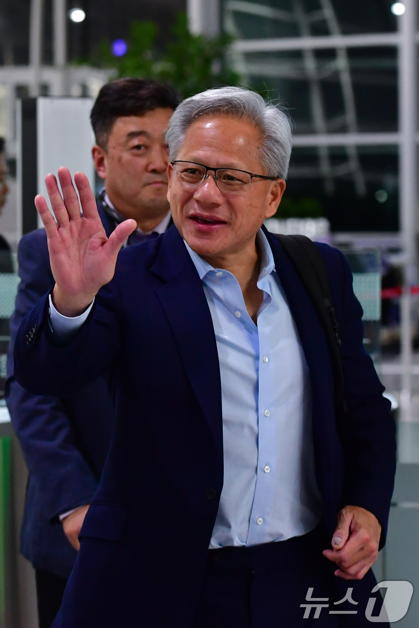 (포항=뉴스1) 최창호 기자 = 젠슨 황 엔비디아 창립자 겸 CEO 젠슨 황이 31일 오후 경북 경주시에서 열린 아시아태평양 경제협력체(APEC)  APEC일정을 마친 후 포항경주 …