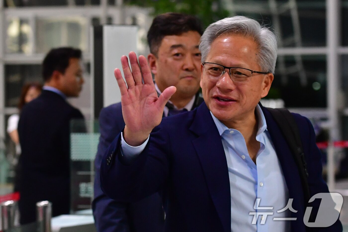 본문 이미지 - 젠슨 황 엔비디아 창립자 겸 CEO 젠슨 황이 지난달 31일 오후 경북 경주시에서 열린 아시아태평양 경제협력체&#40;APEC&#41; APEC일정을 마친 후 포항경주공항을 통해 영국 런던으로 출국하고 있다. 2025.10.31/뉴스1 ⓒ News1 최창호 기자