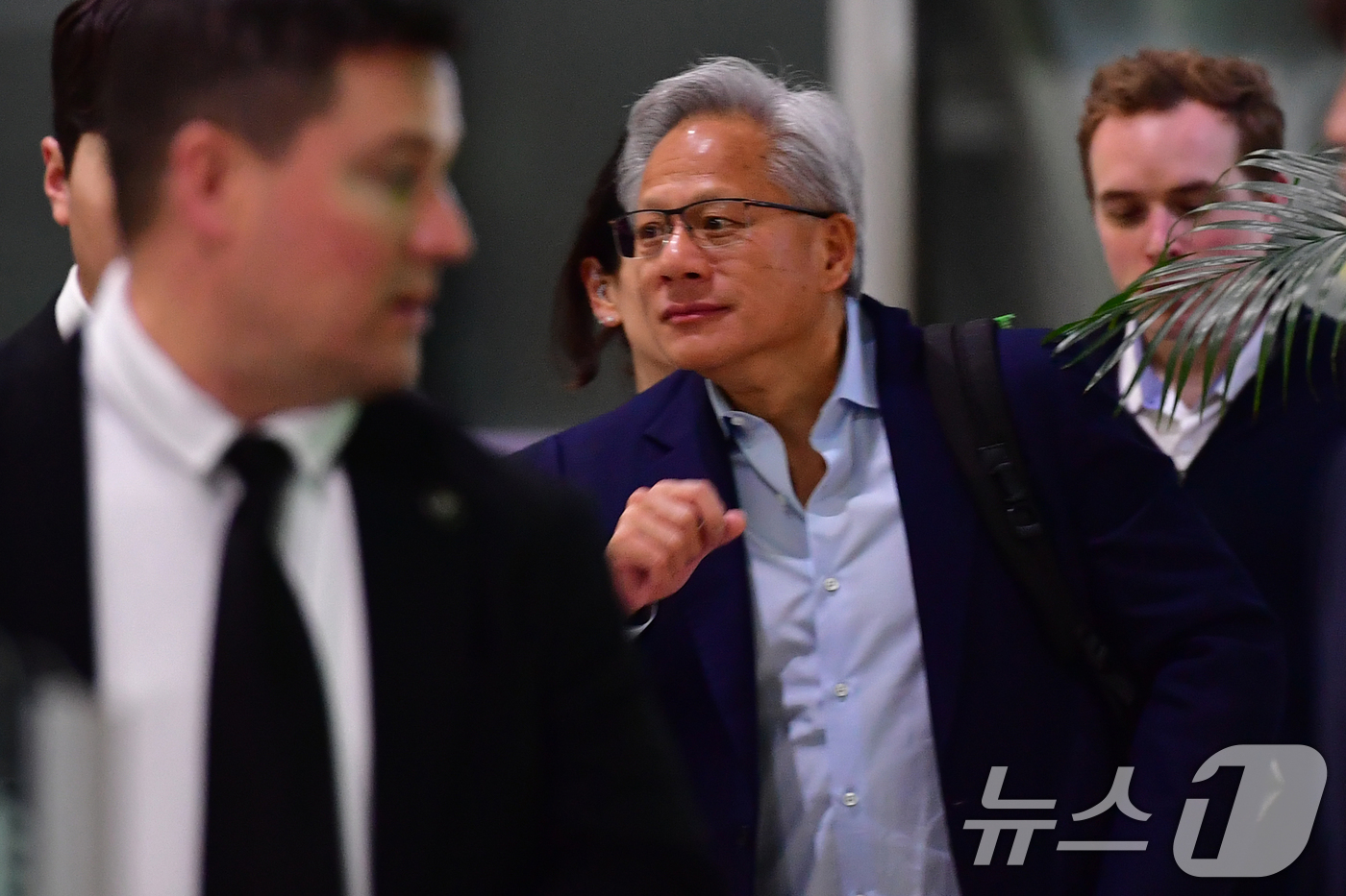 (포항=뉴스1) 최창호 기자 = 젠슨 황 엔비디아 창립자 겸 CEO 젠슨 황이 31일 오후 경북 경주시에서 열린 아시아태평양 경제협력체(APEC)  APEC일정을 마친 후 포항경주 …