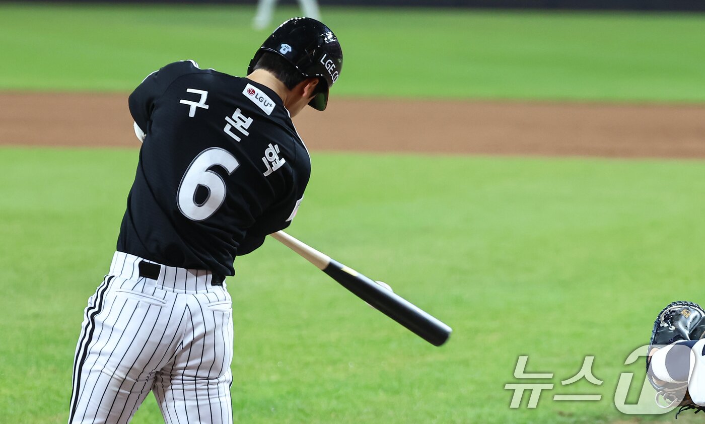 본문 이미지 - 31일 대전 한화생명볼파크에서 열린 프로야구 2025 신한 SOL뱅크 KBO 포스트시즌 한국시리즈 5차전 LG 트윈스와 한화 이글스의 경기, 7회초 1사 주자없는 상황에서 LG 구본혁이 2루타를 치고 있다. 2025.10.31/뉴스1 ⓒ News1 김도우 기자